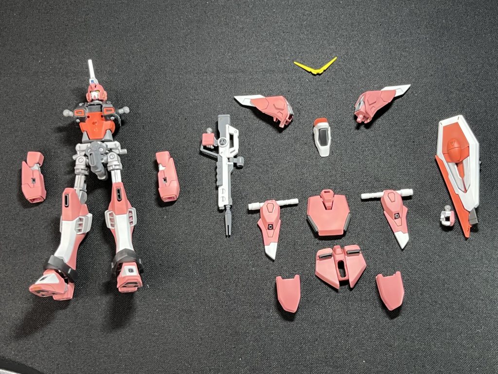 ズゴックモードに換装するためには右側が差し替える部分となります。換装無しでズゴックに仕込むのはキツいっすってバンダイさんというかサンライズさん(￣▽￣;)