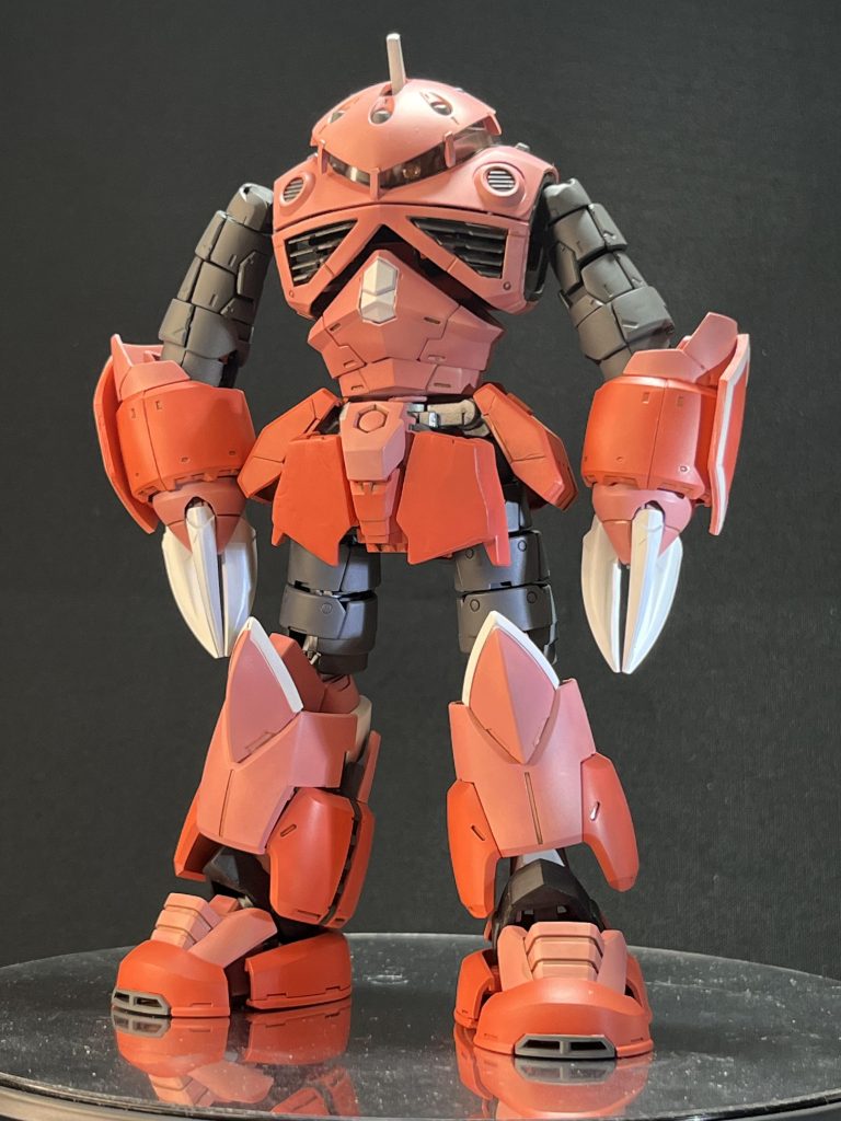 どこからどう見てもズゴックです！かなりシュッとしてるけどズゴックですw劇場で買ったパンフと入場特典の小冊子とにらめっこしながら設定画に寄せてます。腰アーマーは30MMやガンダムジエンドのパーツ等で似せています。腕の小型シールド(？)はプラスプーンの切り出しで制作。