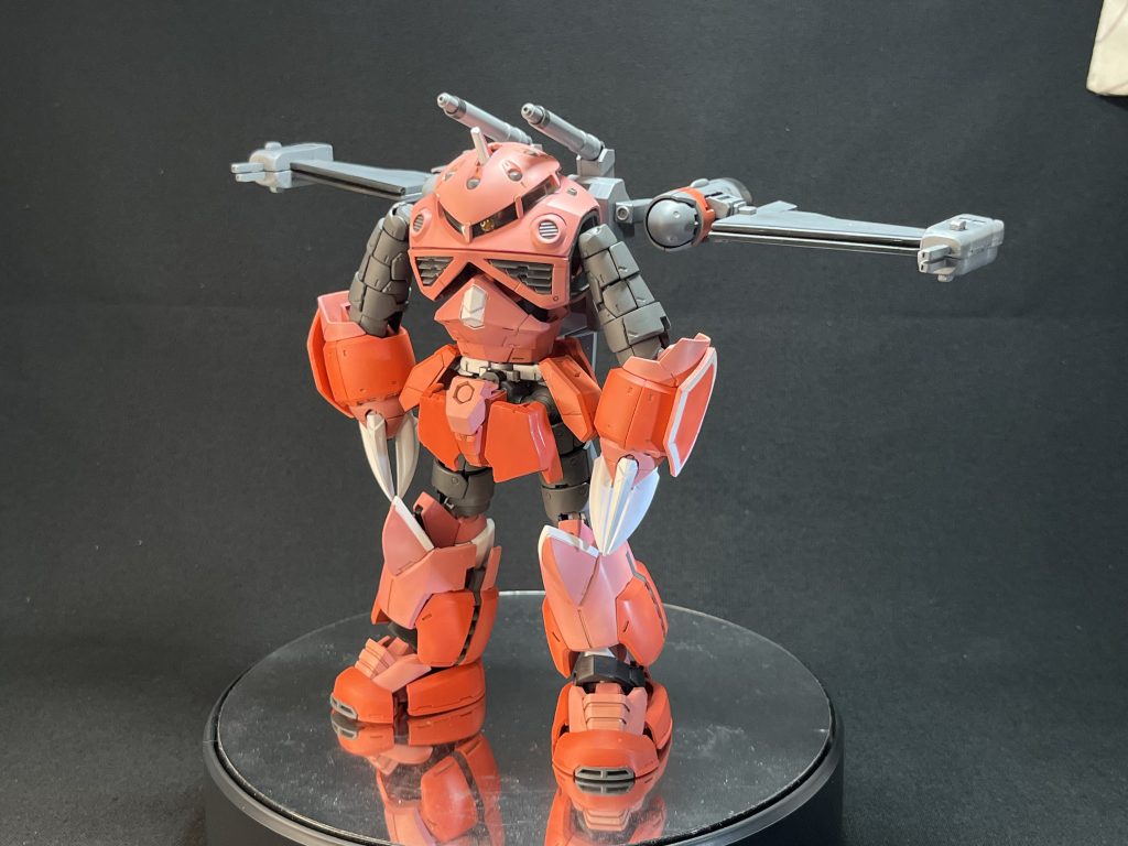 あの背負い物もジャンクパーツ等でそれっぽく構築。ズゴックの背中をジャスティスガンダムのリフター接続部分が使える様に切り取っているのでライジングフリーダムのピンチに駆け付けたあのズゴックが再現できるのです笑