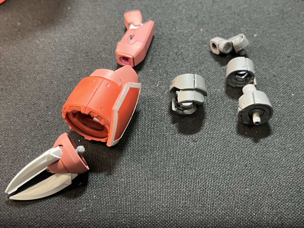 左右の腕の構造。ズゴックの蛇腹部分をくり抜いて被せれるように改良。30MMのジョイントとボールデンアームズのボールジョイントを仕込んで肩の部分をでっち上げてます。つい最近になって格納方法が分かる？様なムービーが出てましたがそんなの見る前に作ってたので完全差替えとなってます。