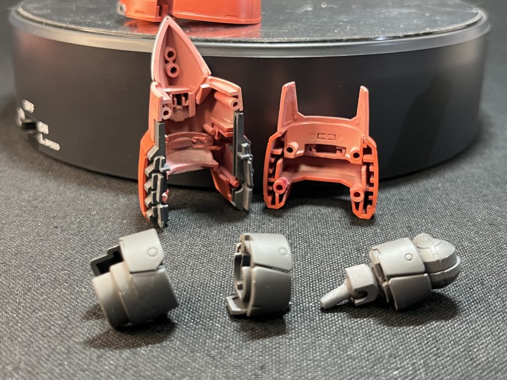 脚部も腕と同じ様な構造にしてます。RGの恩恵かくり抜き作業はやりやすかった感じはします。こちらも腕と同じ差し替え方式。