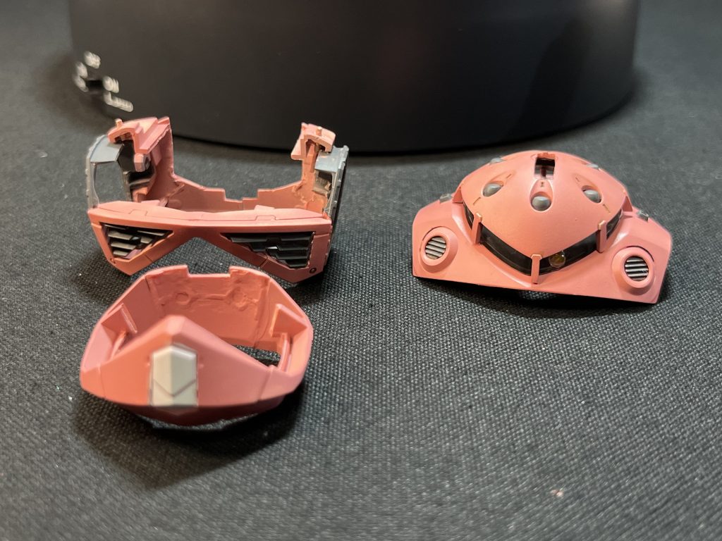 胴体も同じ様にくり抜いてガワを着せる感じです。福箱に入ってたRGもまさかこんなに切り刻まれるとは思わなかったろうな…