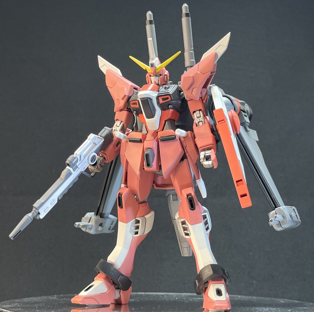 皆さんお待ちかねの中の人登場です。インフィニットジャスティス弐式とは少し形状が違うので、さしずめ｢インフィニットジャスティス改｣と言った所でしょうか？ 基本はHGCEインフィニットジャスティスを使用。肩パーツはイモータルジャスティスを使用してそれっぽく見えるように。フロントアーマー･肩の出っ張り･アンクルガードは設定画に寄せるようにプラ板等でセミスクラッチ。雰囲気はジャスティス弐式に見えるようになってると思います。