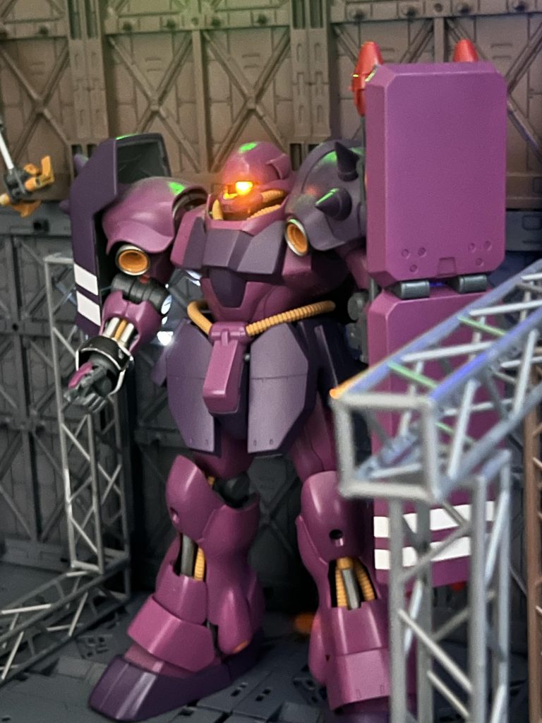 AE& NEOZEON袖付き部隊MS格納庫ジオラマ　MG  AMS-119C  フル•フロンタル親衛隊アンジェロ•ザウパー大尉カスタム専用機カラーver. & MS格納庫ジオラマ♪ ✨✨✨✨✨✨–5枚目/制作者：SINANJU