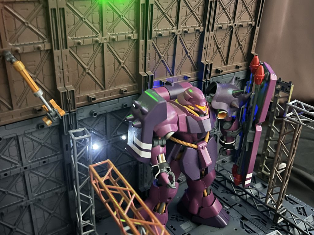 AE& NEOZEON袖付き部隊MS格納庫ジオラマ　MG  AMS-119C  フル•フロンタル親衛隊アンジェロ•ザウパー大尉カスタム専用機カラーver. & MS格納庫ジオラマ♪ ✨✨✨✨✨✨–9枚目/制作者：SINANJU