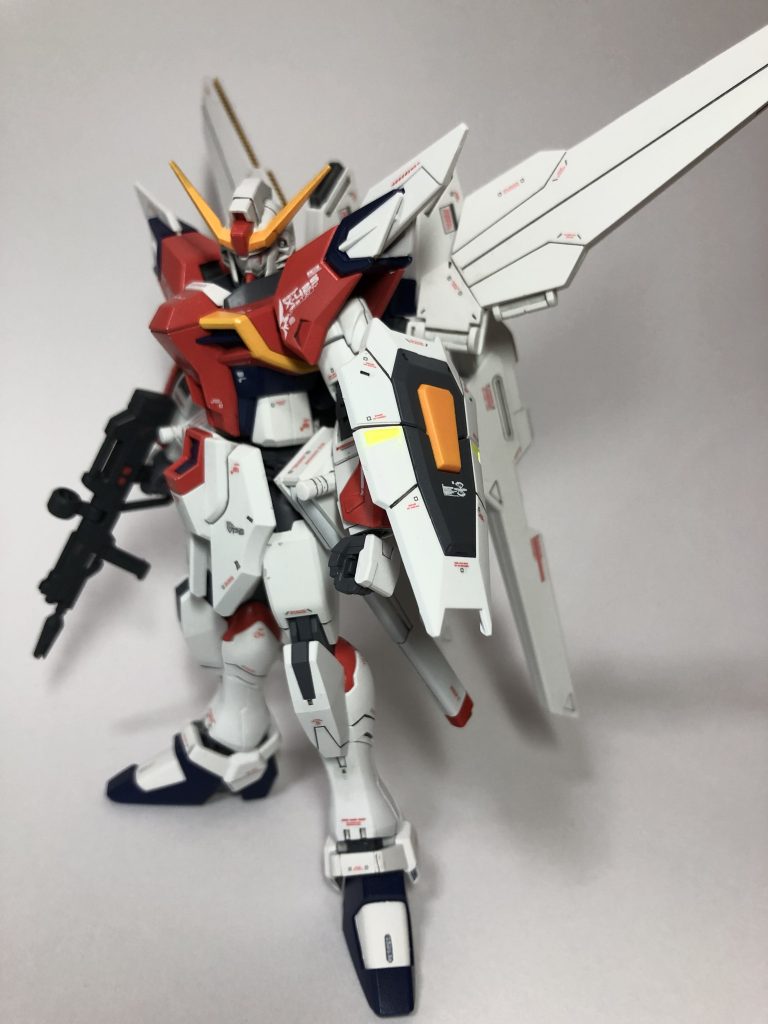 カラーリングはいつも青色主体でしたが今回は赤色に挑戦してみました。ちなみに撮影時に気づきましたがアンテナ部に汚れが…老眼なのか全然気づいてなかった汗そのうち上塗りします。