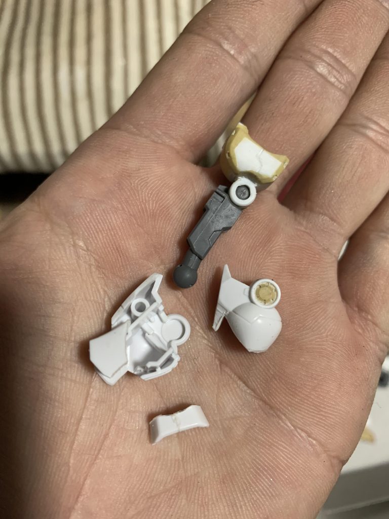 素組みだとスネの真ん中に合わせ目が出るので、組み構造を変更。