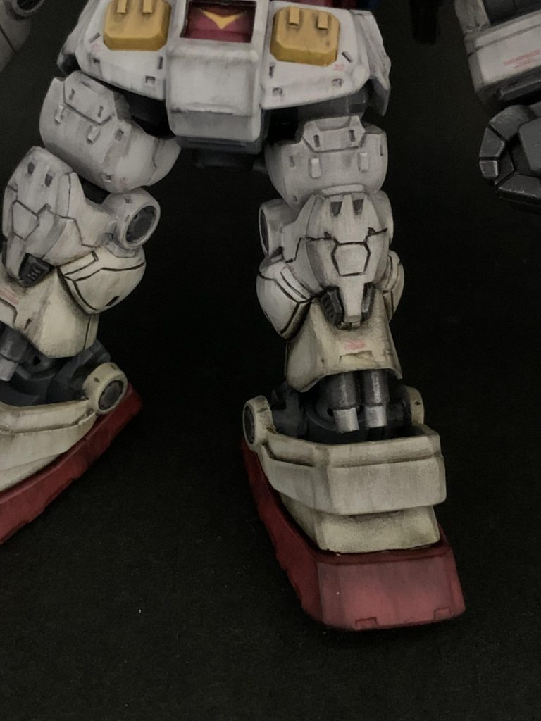 足首に飾りシリンダーあり