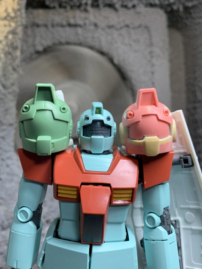 緑がSDCSジムヘッド、ピンクがMG2.0っぽく改造したものです。