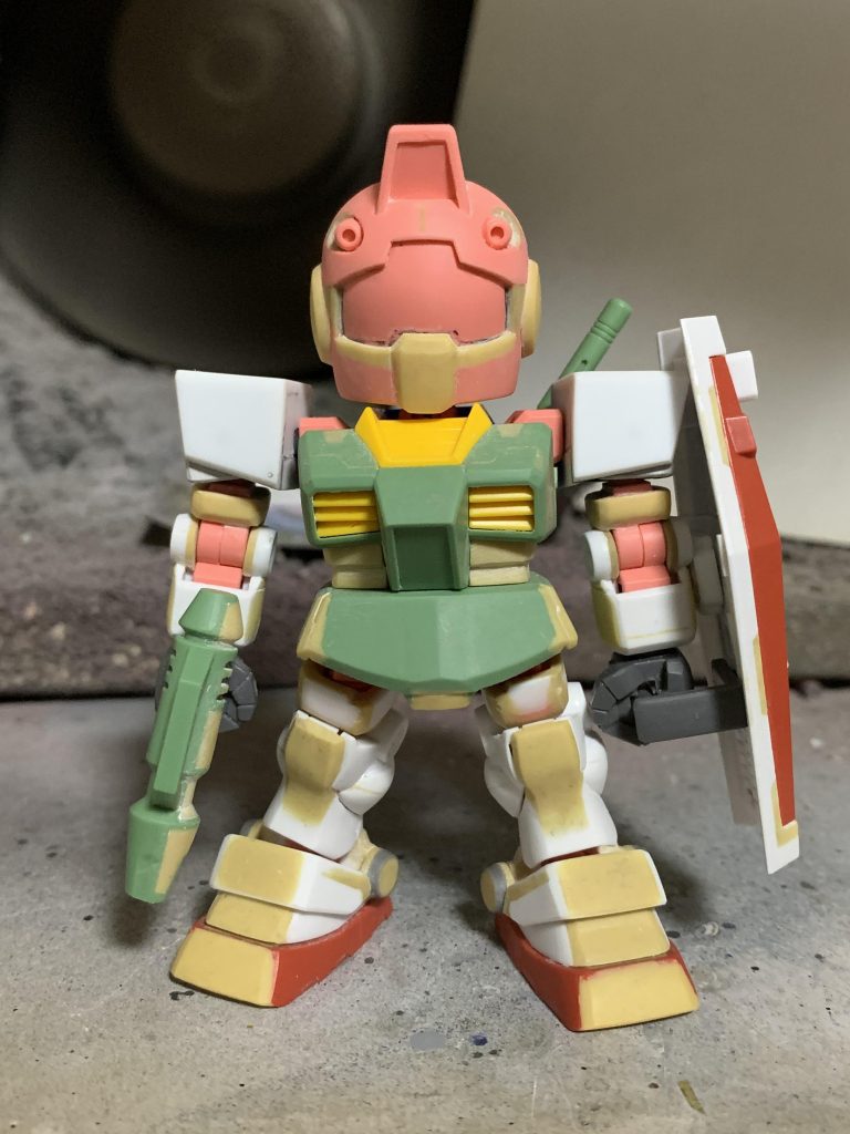 SDCSシリーズは以外と細かなモールドが多いですが、今回は1stのジムらしいジムがテーマなので、パネルラインは少なくしています。