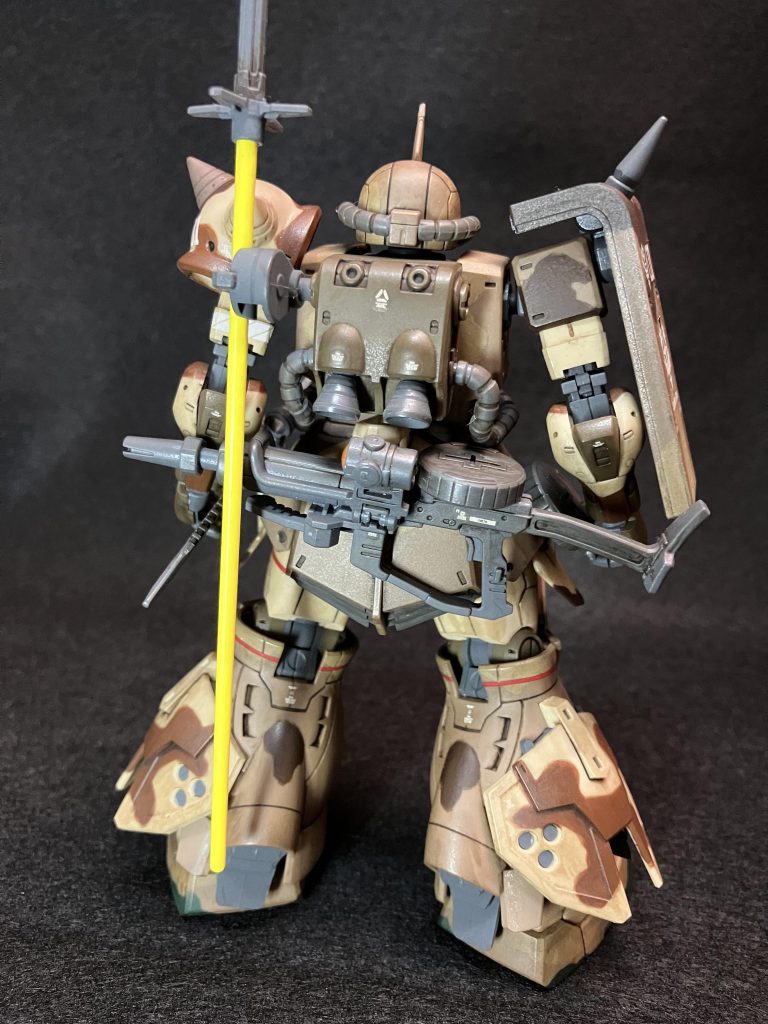 武器類、バーニアなども成形色のままの簡単仕上げ。マシンガンは腰にマウント、スコープ部にHアイズで少しだけやった気になってます