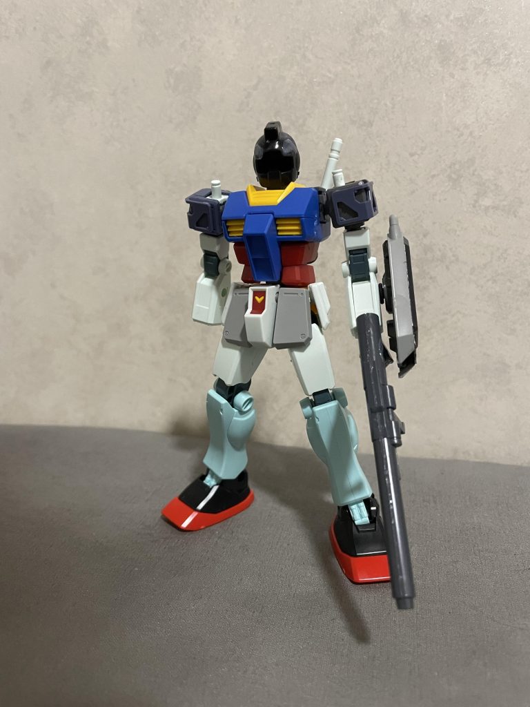 EGガンダムに余剰パーツを適当に組み合わせています。EGとHGの足の接続部にはランナーの切れ端を利用しています。