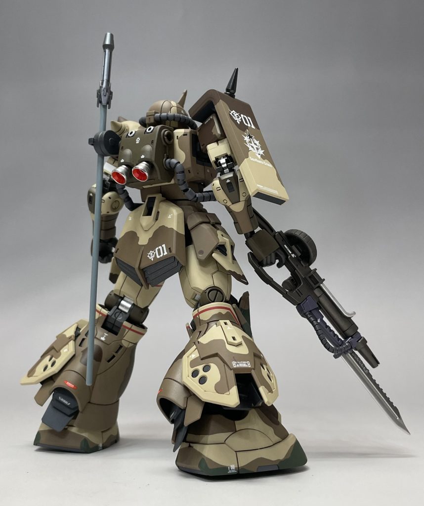 エグバ機のパーソナルカラーは、黒なのですが、ブースターの内側は赤にしました。戦隊モノで5人揃ったら、センターは必ず赤だったと思いまして。この機体もお尻のカバーにある穴も埋めました。