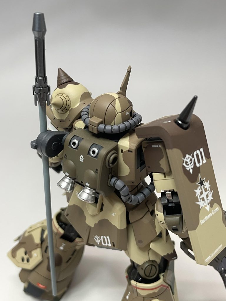 ビームサーベルのラックの下半分は肉抜き穴でしたが埋めてモールドを繋げてみました。例によって他の機体と同様、シールドの穴も埋めました。