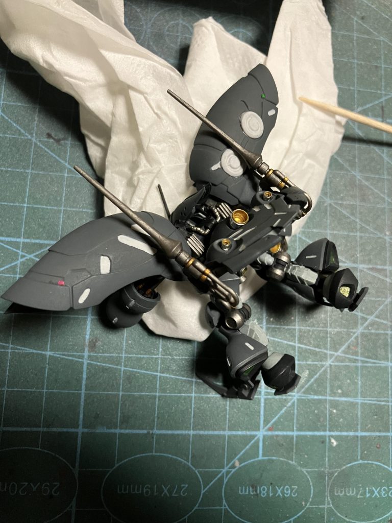 背面、ファンネルラックは上に持ち上げたかったのでぶった切ってから再接着バーニア類は基本蛍光塗料で内部光ります最後までお付き合いありがとうございました!