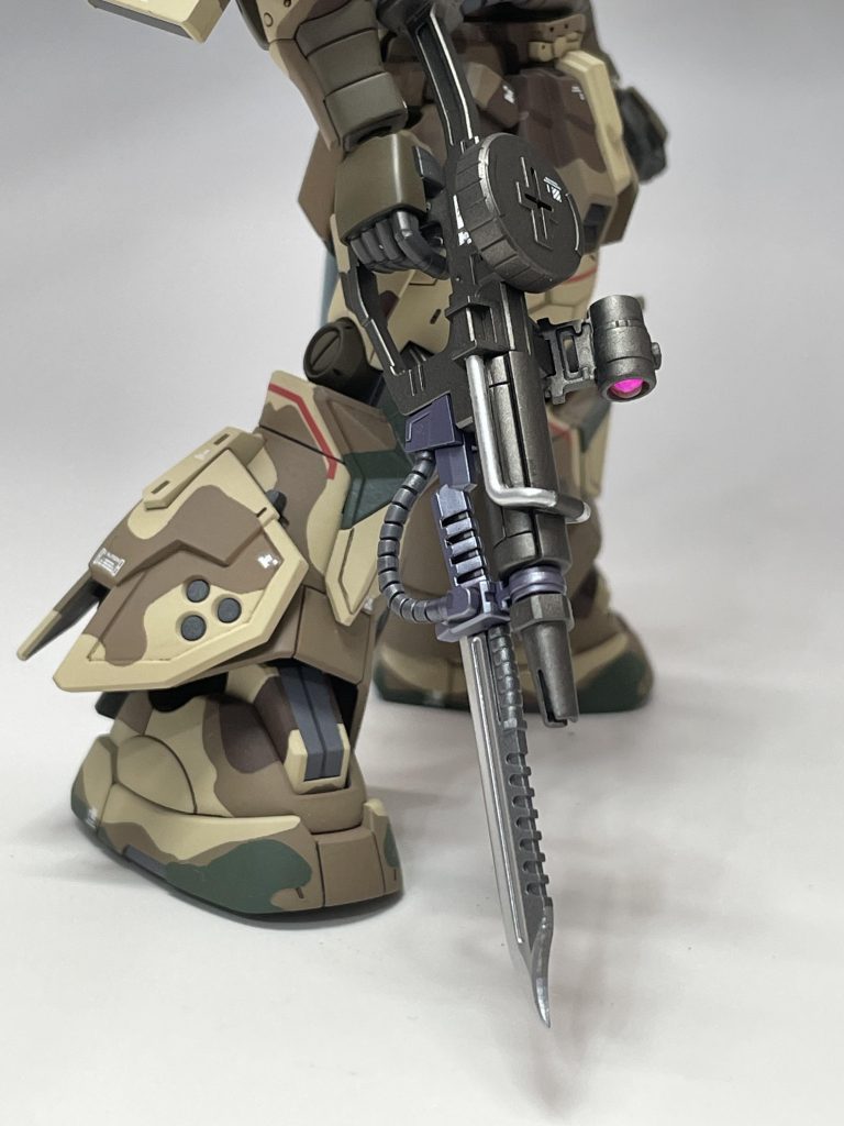 特徴的なザクマシンガンは、無骨さを出すためにガンメタルで塗装しました。