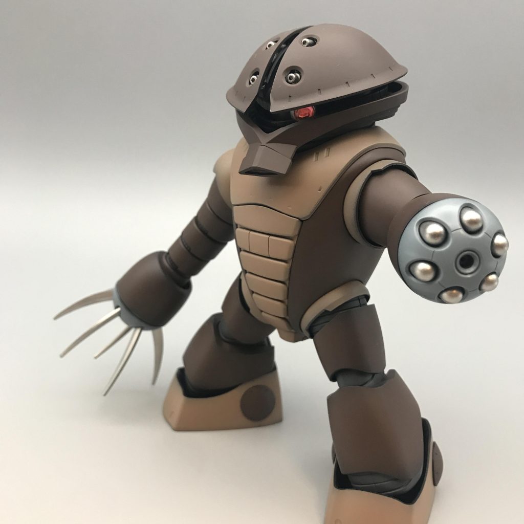 色調は明るめで濃いめな感じでモノアイはHアイズとモノアイ受け部は社外部品を改造して自作しました