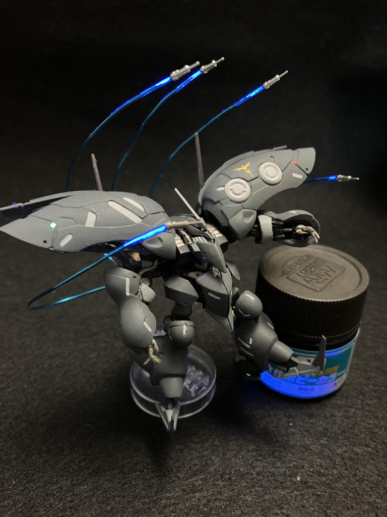 サイズ比較をビコーンと共に左右のショルダーには識別マーカーとして赤と緑のチップ入れてみました。メインカメラも一応光ます