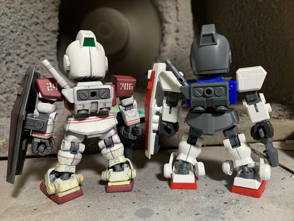 SDCSシリーズは素組みだと二の腕と太もも外装が存在しないので、そこら辺はパテ造形で対処しています。