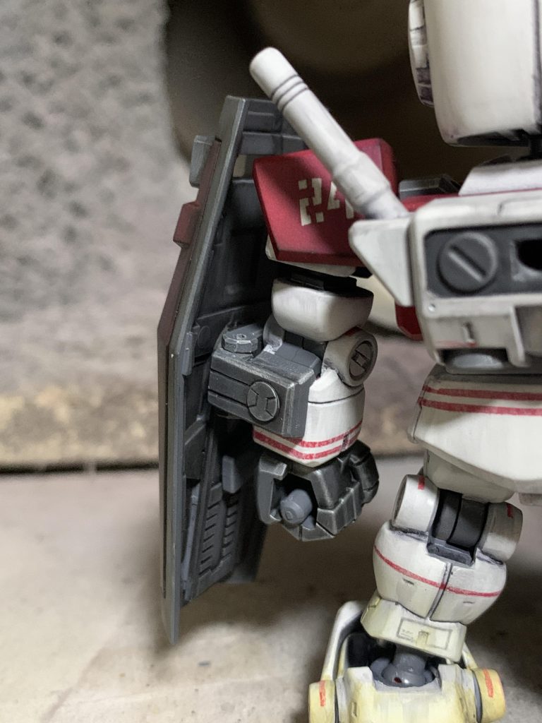 シールドを腕の横に装着しているときはこんな感じ。