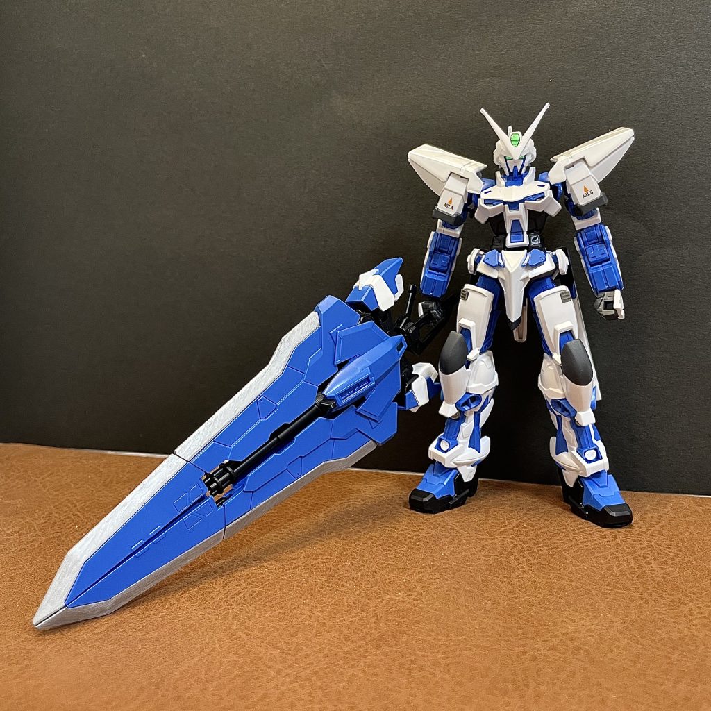 正面です。剣は銀色の刃にしてみました。頭部はレッドフレーム フライトユニットのものを使いました!