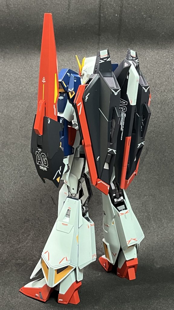 左後方から当時感を意識したと言いつつデカールはぺたぺた貼ってるので当時感を最新フォーマットに落とし込んだが正しいかもです。