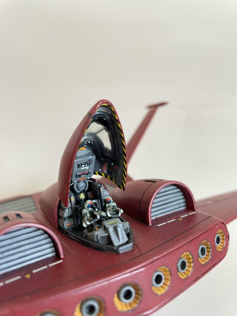 操縦席をジャンクパーツやプラ棒でガチャガチャ組み立ているうちに物足りなくなったので、ランナーでジオン兵を作ってみました。木人っぽいけど何処となくユーモラスになったかなと気に入っております。