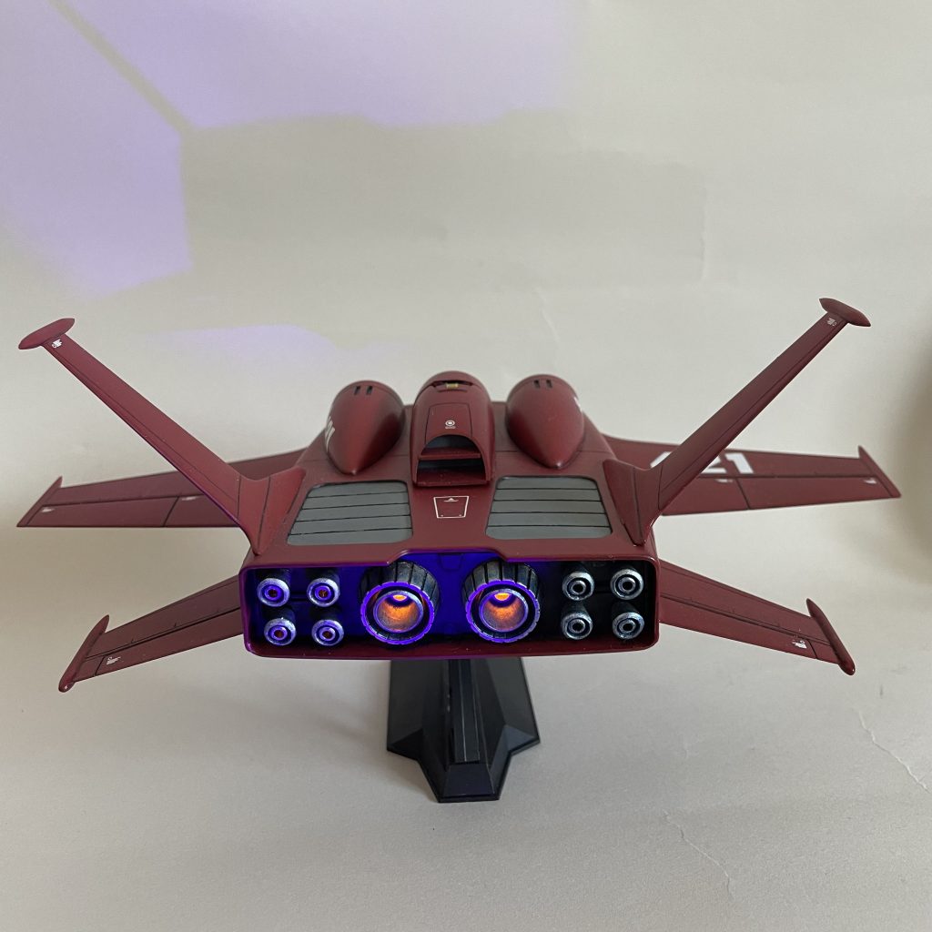 バーニアノズルもパーツで二重構造にしました。プラ棒で若干情報量あげてみたのですが、暗い配色にしたので、全くわかりません。蛍光塗料で着色しています。