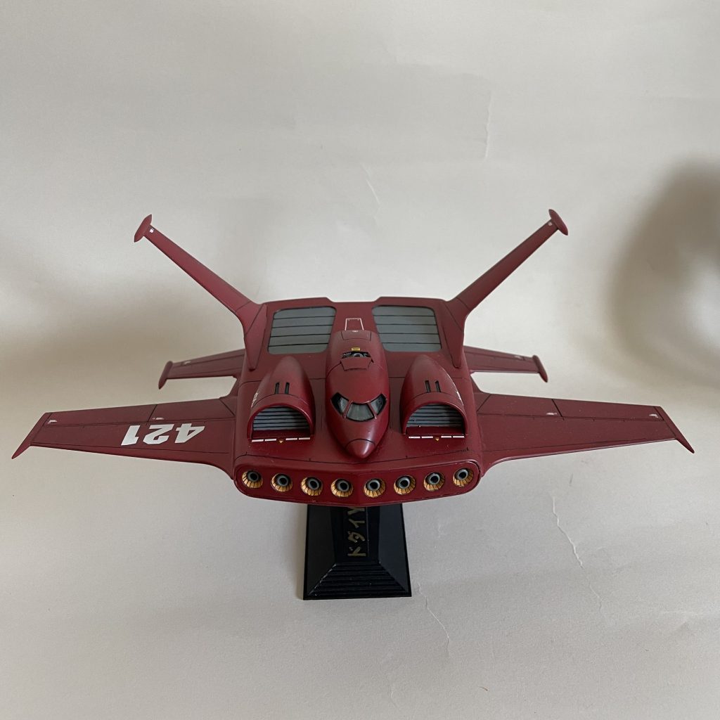 コックピットの窓をくり抜いて、ワイシャツの襟についてくる透明のプラ板を貼り付けました。前方のミサイル発射口は市販のパイプパーツでディテールアップしました。