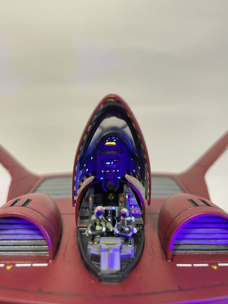 コックピット内部も蛍光塗料を使ってみました。