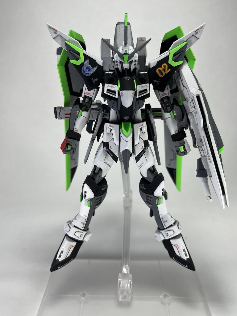 正面。ウィングを内側に動かせるようになったのでスタイルもスッキリ。少しゼータ風味あるかもしれません。