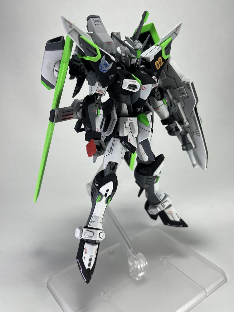 シールド裏にジムの余剰パーツを利用してビームサーベルを装備。スジ彫りをやり過ぎない程度に全身にほどこしてあります。