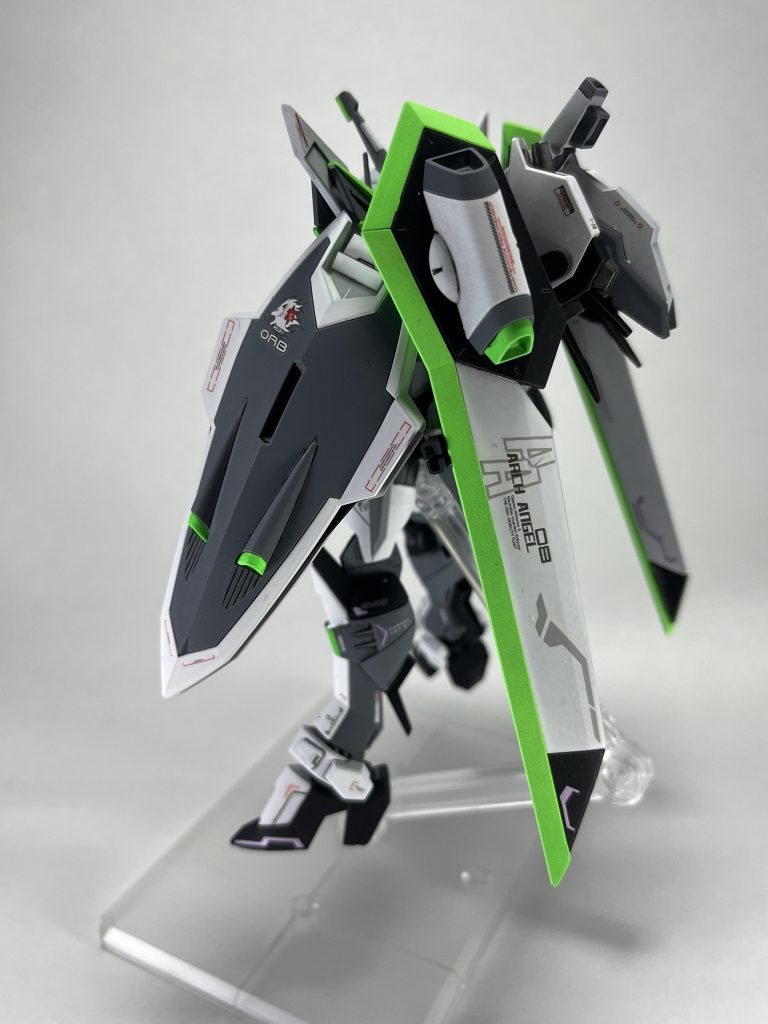 変形機構をオミット、ジャンクパーツとディテールアップパーツでバックパックをミキシング。ウィングの取り付けパーツの向きを変えて内側に折り曲げられるようにしました。