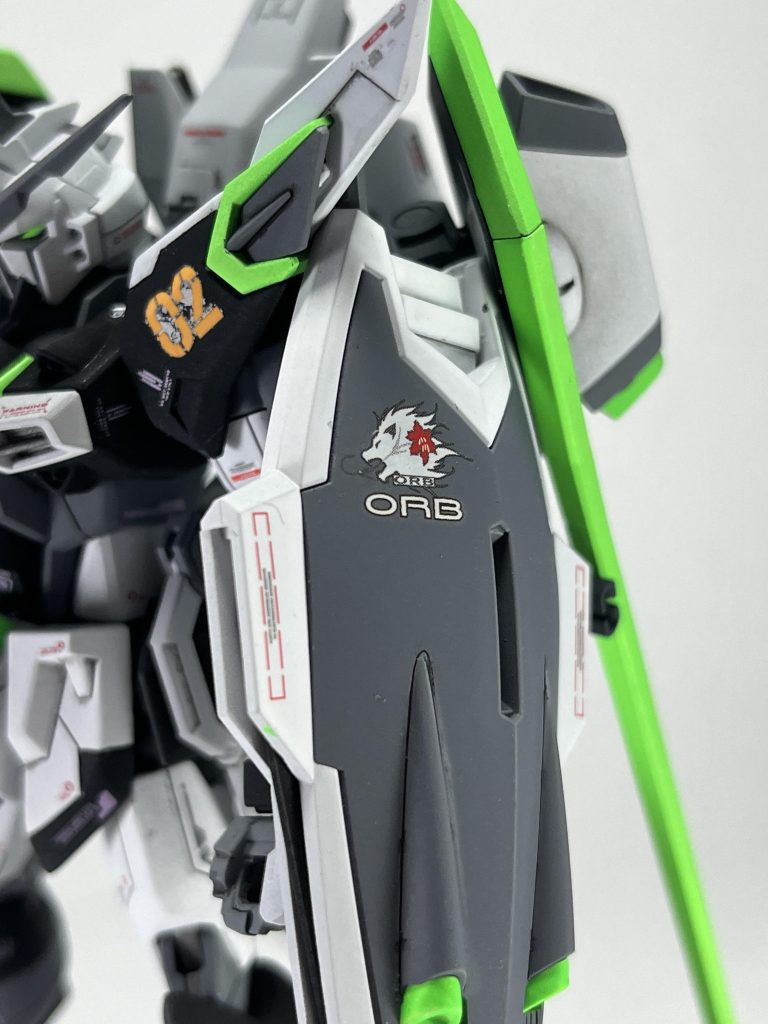 シールドにはオーブの表示、さらにカガリ直属部隊のパーソナルマーキング。アスランの愛が爆発してるという設定で。