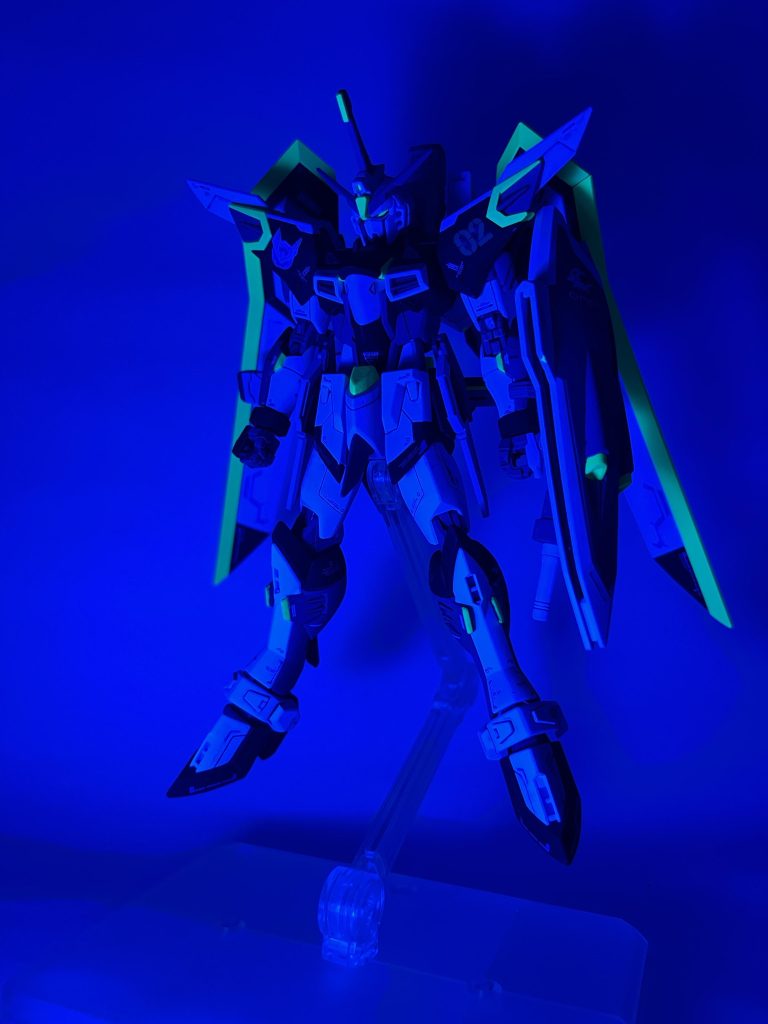 グリーンの塗装は蛍光塗料を使用しているのでUVライトで発光します。