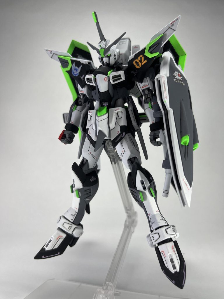 デカールはグッドマークデカールのメタリックパープルを中心にこれまた貼り過ぎないように気を付けながら貼りました。肩のナンバリングと自作のコンパスデカールがチャームポイントです。