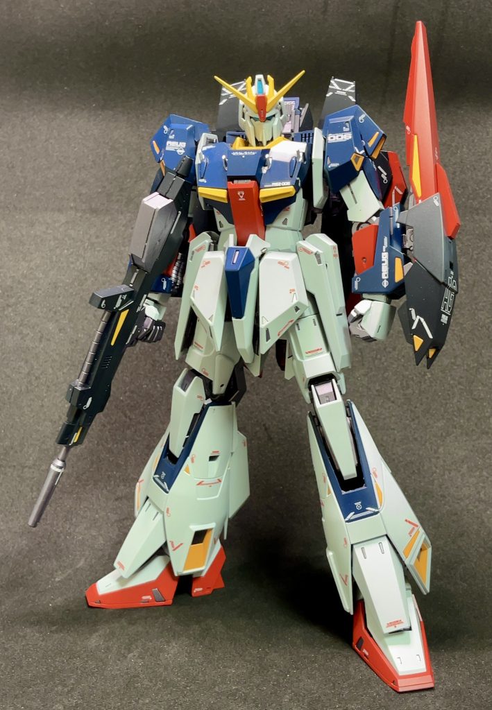 左前方から写真で見るとかなり緑がかった白色になっていますが、肉眼だと白よりの白緑色で真っ白じゃない白色を目指しました。