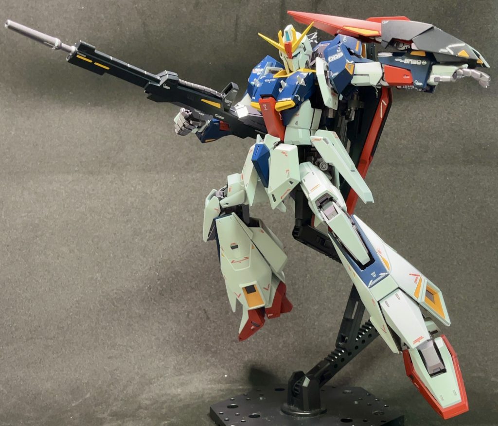 ポーズ1あまりMG自体を組んだ経験がないのですが、このZは頭身が高くて足が長いなぁという印象です。おかげで足を広げるだけでも奥行き感のある構図になってキマリますね。