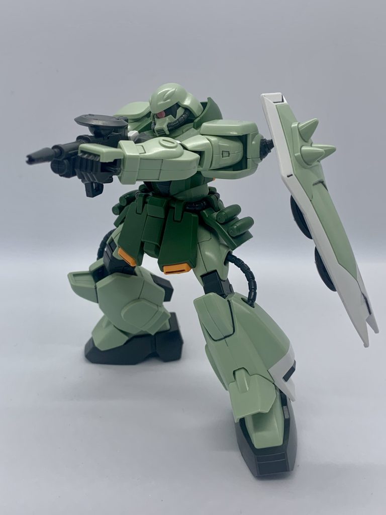 ビーム突撃銃を構えるザクウォーリア!フォアグリップが稼働するので難なく両手持ちができますね。