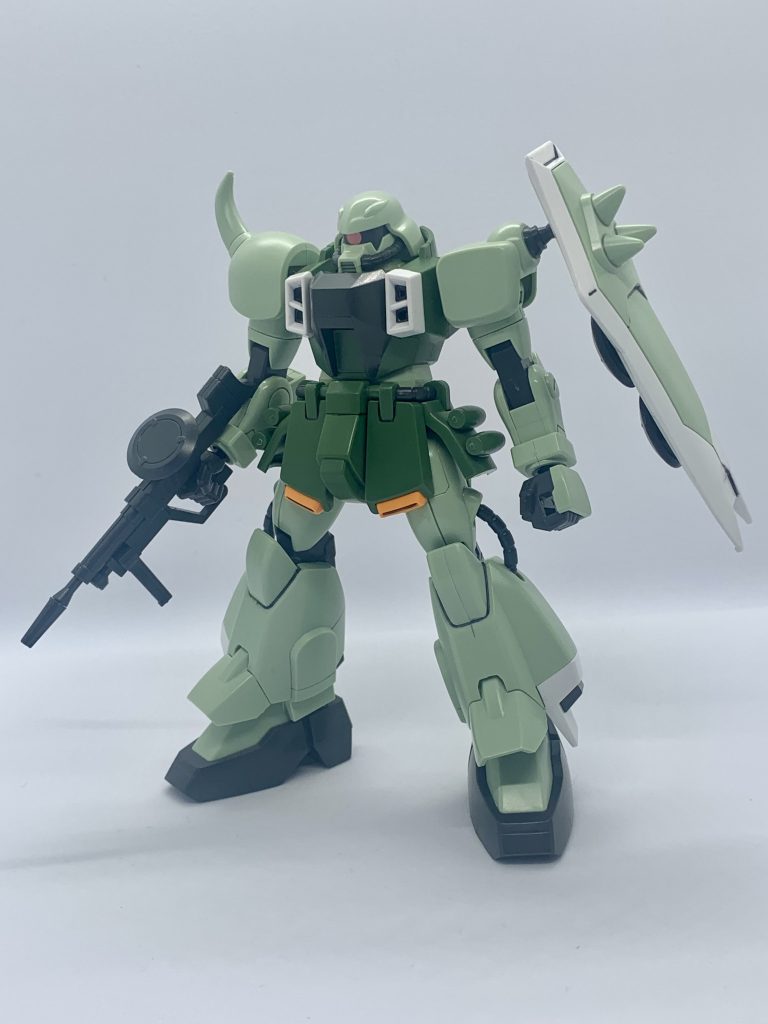 フロントビュー。色が不足しているのは腰部マウントグレネードの白と胸部装甲の影くらいで他は完璧ですね。スミ入れはシャーペンとマーカーを場所によって使い分けています。