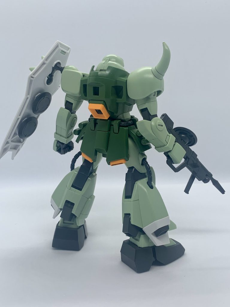 リアビュー。ザクらしからぬ格好の良さ。標準タイプですが高機動型に見える足下が好きなポイントです。