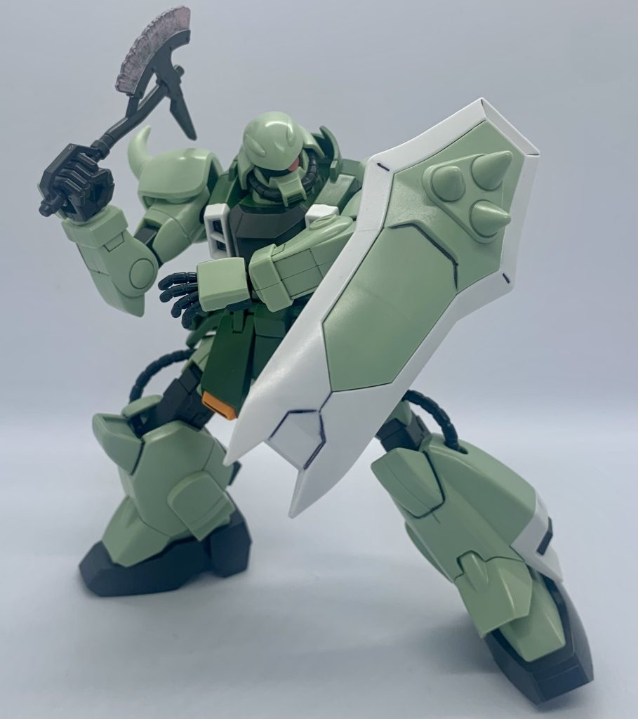 シールドで防御しながらビームホークで格闘戦用意!