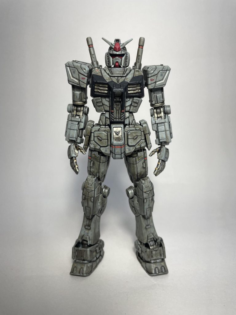 基本色はシタデルカラーのCELESTRA GREYです。刺し色は作成途中に見た航空機から黒と赤に決めていました。関節部分や排気ダクトのチタンシルバーは、追加装甲の色にあわせました。あまり入れたくはなかったんですが、気持ち程度にゴールドを関節部分に少々追加しています。