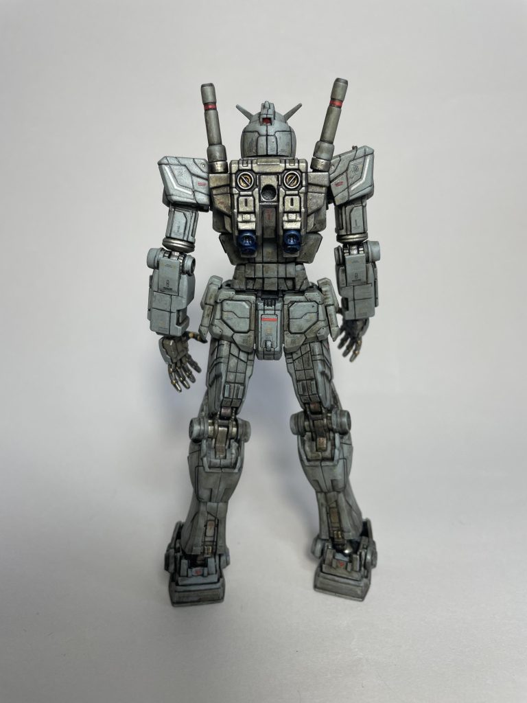 肩の白いラインとボディの赤いラインはすべてガンダムデカールを張りつないだものです。