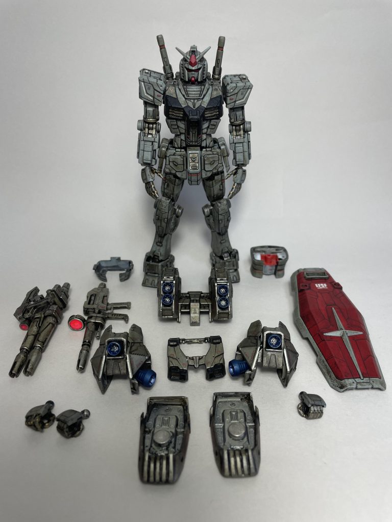 追加装甲と武器は、チタンシルバーをベースに黒を少々。縞模様のラインデカールを貼っています。バーニア部分はブラックアイアンも考えましたが、少しトーンをあげて青竹色としました。盾は水性ホビーカラーのメタリックレッドです。武器の照準は、アクリルガッシュの蛍光ピンクを塗った後、無色レジンで硬化しています。