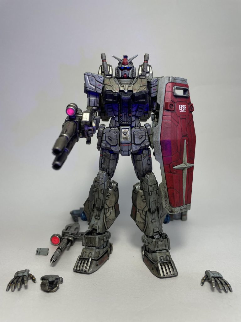 二連装ビームガンを携帯するとこんな感じ。UVライトで照準、カメラアイ等が光ります。カメラアイは蛍光クリアで塗りましたので、通常は暗い状態です。