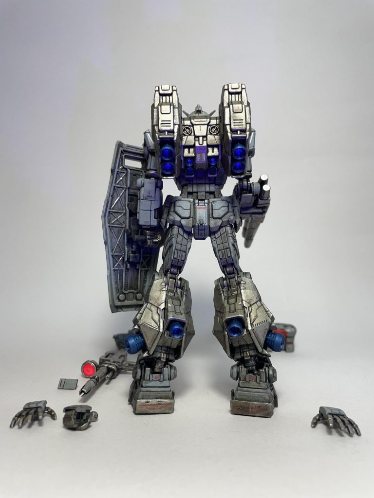 バーニア類の奥も蛍光クリアで塗装しています。今回は色々なことを試行錯誤しながら進めた結果、最新キットなのにえらいこと薄汚い仕上がりにしてしまいました。学びは多いものの、近くで見るにはとても耐えられない作品となりました。引き続き精進したいと思います。私自身、最終日に横浜ガンダムを観に行ったものの、既に限定商品は売り切れておりました。このキットを頂けたことは非常に幸運でした。この場をお借りして、買ってきてくれたU氏に深く御礼申し上げます。制作ストーリーを含め、長々とお付き合いいただき、ありがとうございました。ご笑覧いただければ幸いです。