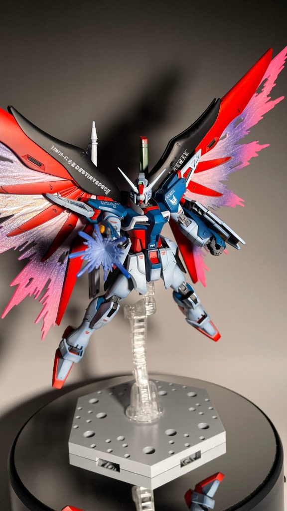 光の翼は下地をグラデーションでそれっぽくした後、トランザムホロレッドを吹いて仕上げました。粒子感が出ていい感じに塗れたと思います。