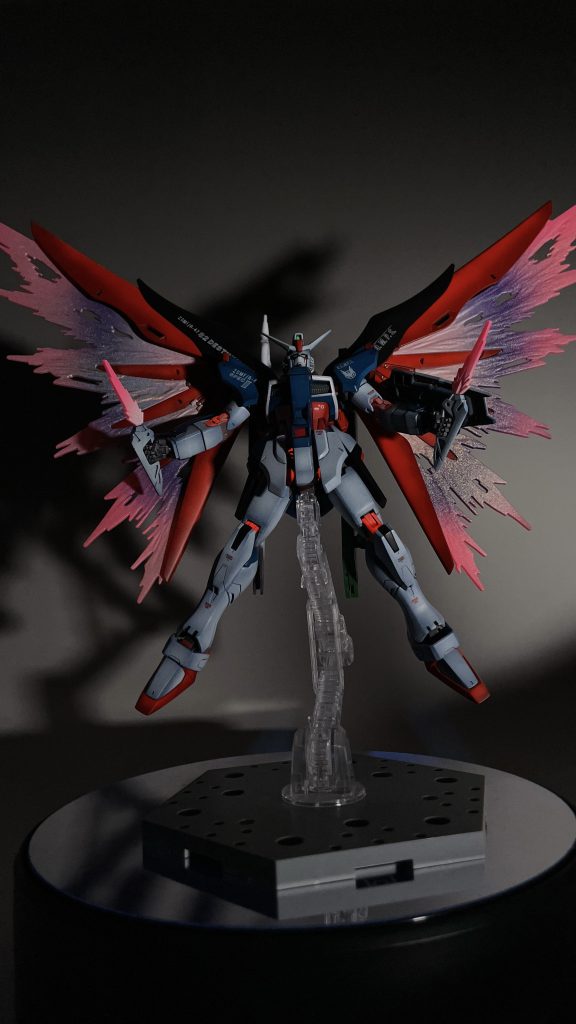 関節部はスプーキーレッドで塗装し、UVライトで赤く光るようにしています。いい感じに最大稼働時が再現できていると思います。