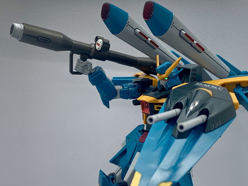 同じフルバーストポーズですが、照明を暗くしてアングルを変えて。